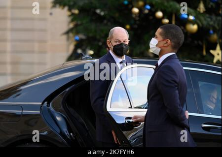 ©Julien Mattia / Le Pictorium/MAXPPP - Julien Mattia / Le Pictorium - 10/12/2021 - France / Ile-de-France / Paris - le President Emmanuel Macron recevait pour entretien le nouveau Chancelier de la Republique Federale d'Allemagne, Mr Olaf Scholz, au Palais de l'Elysee le 10 December 2021. / 10/12/2021 - France / Ile-de-France (region) / Paris - President Emmanuel Macron received the new Chancellor of the Federal Republic of Germany, Mr. Olaf Scholz, at the Elysee Palace on December 10, 2021. Stock Photo