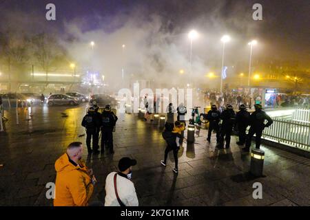 ©PHOTOPQR/VOIX DU NORD/Thierry Thorel ; 18/12/2021 ; Roubaix - suite a la victoire de l'equipe de foot algerienne , des debordements ont eu lieu dans les rues de la ville - Le 18/12/ 2021 dec 18th 2021. Atmosphere in Roubaix, France during the finale of the Fifa Arab cup between Tunisia and Algeria Stock Photo