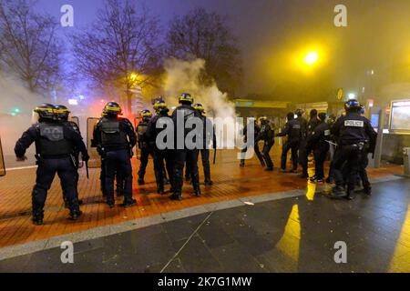 ©PHOTOPQR/VOIX DU NORD/Thierry Thorel ; 18/12/2021 ; Roubaix - suite a la victoire de l'equipe de foot algerienne , des debordements ont eu lieu dans les rues de la ville - Le 18/12/ 2021 dec 18th 2021. Atmosphere in Roubaix, France during the finale of the Fifa Arab cup between Tunisia and Algeria Stock Photo