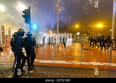 ©PHOTOPQR/VOIX DU NORD/Thierry Thorel ; 18/12/2021 ; Roubaix - suite a la victoire de l'equipe de foot algerienne , des debordements ont eu lieu dans les rues de la ville - Le 18/12/ 2021 dec 18th 2021. Atmosphere in Roubaix, France during the finale of the Fifa Arab cup between Tunisia and Algeria Stock Photo