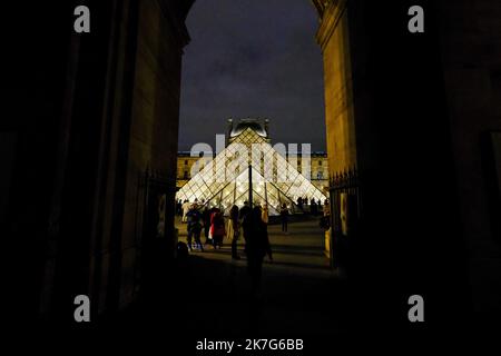 ©PHOTOPQR/VOIX DU NORD/Thierry THOREL ; 02/01/2022 ; A Paris , le 02-01-2022 - La pyramide du Louvre en soiree - Photo : Thierry Thorel / La Voix du Nord - Generic views of Paris. Stock Photo