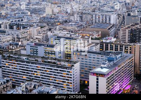 ©PHOTOPQR/VOIX DU NORD/Thierry THOREL ; 02/01/2022 ; A Paris , le 02-01-2022 - Vue de la ville de Paris depuis le 2eme etage de la Tour Eiffel en soiree - Photo : Thierry Thorel / La Voix du Nord - Generic views of Paris. Stock Photo