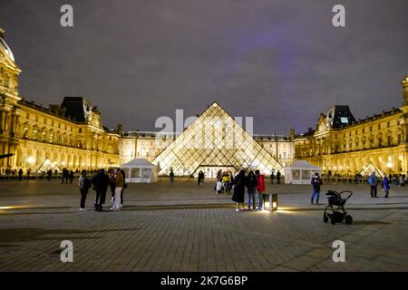 ©PHOTOPQR/VOIX DU NORD/Thierry THOREL ; 02/01/2022 ; A Paris , le 02-01-2022 - La pyramide du Louvre en soiree - Photo : Thierry Thorel / La Voix du Nord - Generic views of Paris. Stock Photo