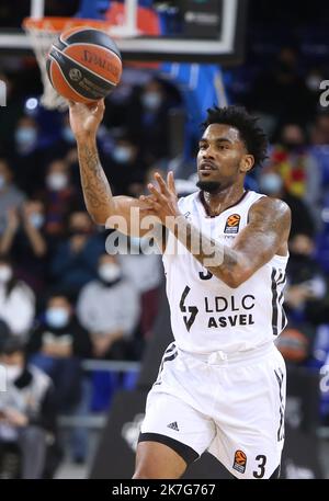 ©Laurent Lairys/MAXPPP - Chris Jones of Lyon - Villeurbanne during the Turkish Airlines EuroLeague basketball match between FC Barcelona and LDLC ASVEL on January 27, 2022 at Palau Blaugrana in Barcelona, Spain - Photo Laurent Lairys / MAXPPP Stock Photo