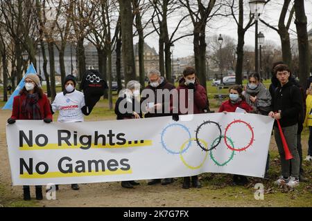 ©Sebastien Muylaert/MAXPPP - A l'appel du mouvement Place publique, manifestation pour le boycott diplomatique des Jeux Olympiques et paralympiques d'hiver de Pekin 2022, suite a la situation des ouighoures en Chine. Paris, 29.01.2022 - Demo against Olympics Games in Pekin France, Paris Jan 29,, 2022  Stock Photo