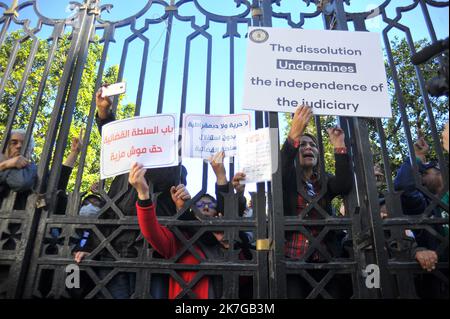 ©Yassine Mahjoub/MAXPPP - 10/02/2022 The judges organized, this Thursday, February 10, 2022, a protest rally in front of the Beb Bnet courthouse, in Tunis, in the midst of an intense local and foreign media presence. The protest, which was attended by dozens of magistrates, comes following a call by the Association of Tunisian Magistrates (AMT) to protest against the dissolution of the office of the Superior Council of the Judiciary (CSM) by the president of the Kais Said Republic. (photo by Yassine Mahjoub / MAXPPP)  Stock Photo