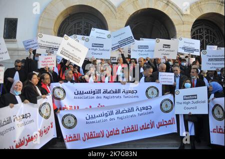 ©Yassine Mahjoub/MAXPPP - 10/02/2022 The judges organized, this Thursday, February 10, 2022, a protest rally in front of the Beb Bnet courthouse, in Tunis, in the midst of an intense local and foreign media presence. The protest, which was attended by dozens of magistrates, comes following a call by the Association of Tunisian Magistrates (AMT) to protest against the dissolution of the office of the Superior Council of the Judiciary (CSM) by the president of the Kais Said Republic. (photo by Yassine Mahjoub / MAXPPP)  Stock Photo