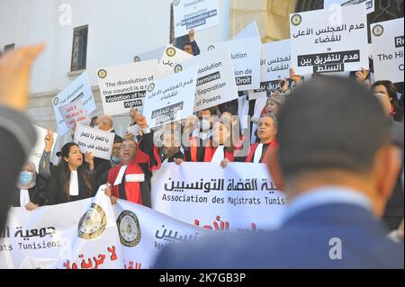 ©Yassine Mahjoub/MAXPPP - 10/02/2022 The judges organized, this Thursday, February 10, 2022, a protest rally in front of the Beb Bnet courthouse, in Tunis, in the midst of an intense local and foreign media presence. The protest, which was attended by dozens of magistrates, comes following a call by the Association of Tunisian Magistrates (AMT) to protest against the dissolution of the office of the Superior Council of the Judiciary (CSM) by the president of the Kais Said Republic. (photo by Yassine Mahjoub / MAXPPP)  Stock Photo