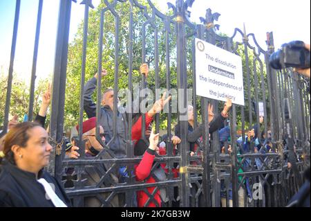 ©Yassine Mahjoub/MAXPPP - 10/02/2022 The judges organized, this Thursday, February 10, 2022, a protest rally in front of the Beb Bnet courthouse, in Tunis, in the midst of an intense local and foreign media presence. The protest, which was attended by dozens of magistrates, comes following a call by the Association of Tunisian Magistrates (AMT) to protest against the dissolution of the office of the Superior Council of the Judiciary (CSM) by the president of the Kais Said Republic. (photo by Yassine Mahjoub / MAXPPP)  Stock Photo