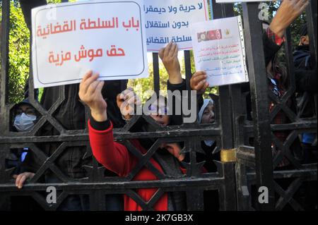 ©Yassine Mahjoub/MAXPPP - 10/02/2022 The judges organized, this Thursday, February 10, 2022, a protest rally in front of the Beb Bnet courthouse, in Tunis, in the midst of an intense local and foreign media presence. The protest, which was attended by dozens of magistrates, comes following a call by the Association of Tunisian Magistrates (AMT) to protest against the dissolution of the office of the Superior Council of the Judiciary (CSM) by the president of the Kais Said Republic. (photo by Yassine Mahjoub / MAXPPP)  Stock Photo