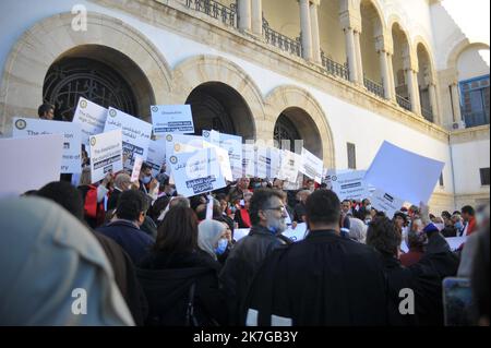 ©Yassine Mahjoub/MAXPPP - 10/02/2022 The judges organized, this Thursday, February 10, 2022, a protest rally in front of the Beb Bnet courthouse, in Tunis, in the midst of an intense local and foreign media presence. The protest, which was attended by dozens of magistrates, comes following a call by the Association of Tunisian Magistrates (AMT) to protest against the dissolution of the office of the Superior Council of the Judiciary (CSM) by the president of the Kais Said Republic. (photo by Yassine Mahjoub / MAXPPP)  Stock Photo