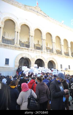 ©Yassine Mahjoub/MAXPPP - 10/02/2022 The judges organized, this Thursday, February 10, 2022, a protest rally in front of the Beb Bnet courthouse, in Tunis, in the midst of an intense local and foreign media presence. The protest, which was attended by dozens of magistrates, comes following a call by the Association of Tunisian Magistrates (AMT) to protest against the dissolution of the office of the Superior Council of the Judiciary (CSM) by the president of the Kais Said Republic. (photo by Yassine Mahjoub / MAXPPP)  Stock Photo