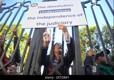 ©Yassine Mahjoub/MAXPPP - 10/02/2022 The judges organized, this Thursday, February 10, 2022, a protest rally in front of the Beb Bnet courthouse, in Tunis, in the midst of an intense local and foreign media presence. The protest, which was attended by dozens of magistrates, comes following a call by the Association of Tunisian Magistrates (AMT) to protest against the dissolution of the office of the Superior Council of the Judiciary (CSM) by the president of the Kais Said Republic. (photo by Yassine Mahjoub / MAXPPP)  Stock Photo