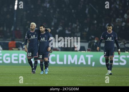 ©Sebastien Muylaert/MAXPPP - Paris 15/02/2022 Neymar Jr, Lionel Messi and Kylian Mbappe of Paris Saint Germain react during the UEFA Champions League Round Of Sixteen Leg One match between Paris Saint-Germain and Real Madrid at Parc des Princes in Paris, France. 15.02.2022 Stock Photo