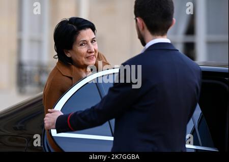 ©Julien Mattia / Le Pictorium/MAXPPP - Paris 28/02/2022 Julien Mattia / Le Pictorium - 28/2/2022 - France / Ile-de-France / Paris - Le President de la Republique, Emmanuel Macron recoit la Presidente de la Georgie, Salome Zourabichvili au Palais de l'Elysee, le 28 Fevrier 2022. / 28/2/2022 - France / Ile-de-France (region) / Paris - The President of the Republic, Emmanuel Macron receives the President of Georgia, Salome Zourabichvili at the Elysee Palace on February 28, 2022. Stock Photo