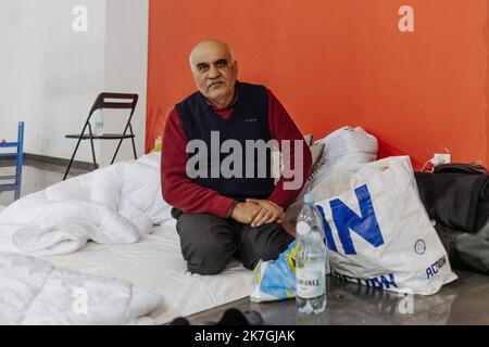 ©Jan Schmidt-Whitley/Le Pictorium/MAXPPP - Przemysl 02/03/2022 Jan Schmidt-Whitley/Le Pictorium - 2/3/2022 - Pologne / Przemysl / Przemysl - Alizullah, 64 ans est venu avec sa femme Chazya, 54 years old. Originaire d'Afghanistan, ils habitaient en Ukraine depuis 25 ans. Auparavant il etait directeur d'un institut d'aviation civile. En Ukraine, il etait commercant. Ils ont du marche 40km pendant 4 jours pour atteindre la frontiere. Ils esperent aller a Hambourg en ALlemagne le jour suivant. La ville de Przemysl en Pologne est la porte d'entree pour de nombreux Ukrainiens qui fuient l'offensive  Stock Photo