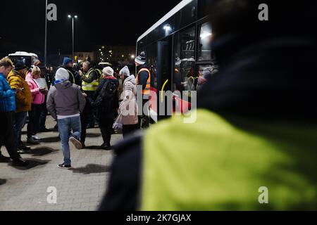 ©Jan Schmidt-Whitley/Le Pictorium/MAXPPP - Przemysl 02/03/2022 Jan Schmidt-Whitley/Le Pictorium - 2/3/2022 - Pologne / Przemysl / Przemysl - Des refugies ukrainiens montent dans un bus pour rejoindre une nouvelle destination loin du chaos de leur pays. La ville de Przemysl en Pologne est la porte d'entree pour de nombreux Ukrainiens qui fuient l'offensive russe. Depuis le debut des combats, l'ONU estime que plus d'un million d'Ukrainiens ont quitte leur pays. Un ancien centre commercial de Przemysl a ete converti en centre d'accueil temporaire pour les refugies qui restent entre quelques heure Stock Photo