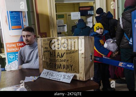 ©Jan Schmidt-Whitley/Le Pictorium/MAXPPP - Przemysl 03/03/2022 Jan Schmidt-Whitley/Le Pictorium - 03/03/2022 - Pologne / Przemysl / Przemysl - A la gare de Przemysl, des volontaires allemands proposent aux refugies des destinations dans leur pays. Le poste frontiere de Shehyni en Ukraine est pour beaucoup de refugies la derniere etape avant de rentrer en Pologne en passant par la ville de Medika. Les dizaines de milliers de refugies doivent parfois attendre de longues heures avant de pouvoir quitter le territoire ukrainien. Une fois la frontiere franchie, les benevoles polonais et internationa Stock Photo