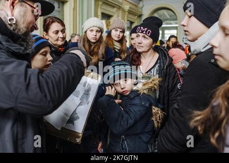 ©Jan Schmidt-Whitley/Le Pictorium/MAXPPP - Przemysl 03/03/2022 Jan Schmidt-Whitley/Le Pictorium - 03/03/2022 - Pologne / Przemysl / Przemysl - Des refugies ukrainiens discutent avec des volontaires allemands qui leur proposent de les rapatrier la-bas. Des centaines de volontaires proposent de ramener avec eux des refugies, ce qui pose question sur les possibles derivent de telles initiatives.Le poste frontiere de Shehyni en Ukraine est pour beaucoup de refugies la derniere etape avant de rentrer en Pologne en passant par la ville de Medika. Les dizaines de milliers de refugies doivent parfois Stock Photo