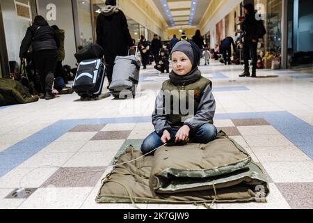 ©Jan Schmidt-Whitley/Le Pictorium/MAXPPP - Przemysl 03/03/2022 Jan Schmidt-Whitley/Le Pictorium - 3/3/2022 - Pologne / Przemysl / Przemysl - Dans le centre commercial de Tesco, un jeune refugie surveille son telephone branche a une des rares prises disponibles. Le poste frontiere de Shehyni en Ukraine est pour beaucoup de refugies la derniere etape avant de rentrer en Pologne en passant par la ville de Medika. Les dizaines de milliers de refugies doivent parfois attendre de longues heures avant de pouvoir quitter le territoire ukrainien. Une fois la frontiere franchie, les benevoles polonais e Stock Photo