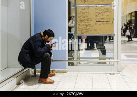 ©Jan Schmidt-Whitley/Le Pictorium/MAXPPP - Przemysl 03/03/2022 Jan Schmidt-Whitley/Le Pictorium - 3/3/2022 - Pologne / Przemysl / Przemysl - Un refugie dans le centre commercial de Tesco. Le poste frontiere de Shehyni en Ukraine est pour beaucoup de refugies la derniere etape avant de rentrer en Pologne en passant par la ville de Medika. Les dizaines de milliers de refugies doivent parfois attendre de longues heures avant de pouvoir quitter le territoire ukrainien. Une fois la frontiere franchie, les benevoles polonais et internationaux les prennent en chargent. La plupart d'entre eux va passe Stock Photo