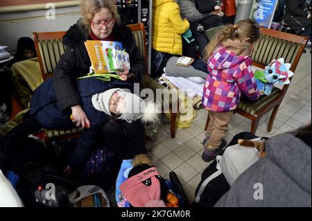 ©PHOTOPQR/L'EST REPUBLICAIN/Alexandre MARCHI ; PRZEMYSL ; 07/03/2022 ; SOCIETE - GUERRE EN UKRAINE - RUSSIE - UNION EUROPEENNE - FRONTIERE POLONAISE - REFUGIES UKRAINIENS - WAR - BORDER - REFUGEES. Przemysl (PL) 8 mars 2022. Une femme réfugiée ukrainienne et ses enfants dans le hall de la gare ferroviaire de Przemysl en Pologne. La Pologne aura accueilli, d'ici mercredi, plus de deux millions de personnes fuyant l'invasion russe en Ukraine. Une guerre au porte de l'Europe. PHOTO Alexandre MARCHI. - Massive arrival of Ukrainian refugees at the border between Poland and Ukraine.  Stock Photo