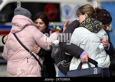 ©PHOTOPQR/L'EST REPUBLICAIN/Alexandre MARCHI ; PRZEMYSL ; 07/03/2022 ; SOCIETE - GUERRE EN UKRAINE - RUSSIE - UNION EUROPEENNE - FRONTIERE POLONAISE - REFUGIES UKRAINIENS - WAR - BORDER - REFUGEES. Przemysl (PL) 8 mars 2022. Une famille de réfugiés ukrainiens se retrouve en larmes devant la gare ferroviaire de Przemysl en Pologne. La Pologne aura accueilli, d'ici mercredi, plus de deux millions de personnes fuyant l'invasion russe en Ukraine. Une guerre au porte de l'Europe. PHOTO Alexandre MARCHI. - Massive arrival of Ukrainian refugees at the border between Poland and Ukraine.  Stock Photo