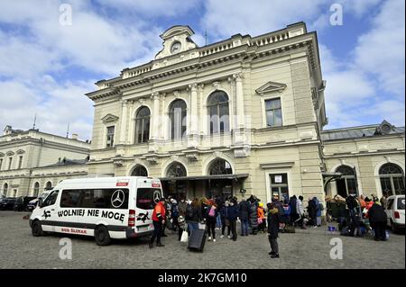 ©PHOTOPQR/L'EST REPUBLICAIN/Alexandre MARCHI ; PRZEMYSL ; 07/03/2022 ; SOCIETE - GUERRE EN UKRAINE - RUSSIE - UNION EUROPEENNE - FRONTIERE POLONAISE - REFUGIES UKRAINIENS - WAR - BORDER - REFUGEES. Przemysl (PL) 8 mars 2022. Des réfugiés ukrainiens devant la gare ferroviaire de Przemysl après un passage au poste frontière de Medika en Pologne. La Pologne aura accueilli, d'ici mercredi, plus de deux millions de personnes fuyant l'invasion russe en Ukraine. Une guerre au porte de l'Europe. PHOTO Alexandre MARCHI. - Massive arrival of Ukrainian refugees at the border between Poland and Ukraine.  Stock Photo