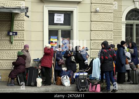 ©PHOTOPQR/L'EST REPUBLICAIN/Alexandre MARCHI ; PRZEMYSL ; 07/03/2022 ; SOCIETE - GUERRE EN UKRAINE - RUSSIE - UNION EUROPEENNE - FRONTIERE POLONAISE - REFUGIES UKRAINIENS - WAR - BORDER - REFUGEES. Przemysl (PL) 8 mars 2022. Des réfugiés ukrainiens devant la gare ferroviaire de Przemysl après un passage au poste frontière de Medika en Pologne. La Pologne aura accueilli, d'ici mercredi, plus de deux millions de personnes fuyant l'invasion russe en Ukraine. Une guerre au porte de l'Europe. PHOTO Alexandre MARCHI. - Massive arrival of Ukrainian refugees at the border between Poland and Ukraine.  Stock Photo