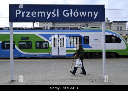 ©PHOTOPQR/L'EST REPUBLICAIN/Alexandre MARCHI ; PRZEMYSL ; 07/03/2022 ; SOCIETE - GUERRE EN UKRAINE - RUSSIE - UNION EUROPEENNE - FRONTIERE POLONAISE - REFUGIES UKRAINIENS - WAR - BORDER - REFUGEES. Przemysl (PL) 8 mars 2022. Une personne âgée réfugié ukrainien sur le quai de la gare ferroviaire de Przemysl en Pologne. La Pologne aura accueilli, d'ici mercredi, plus de deux millions de personnes fuyant l'invasion russe en Ukraine. Une guerre au porte de l'Europe. PHOTO Alexandre MARCHI. - Massive arrival of Ukrainian refugees at the border between Poland and Ukraine.  Stock Photo