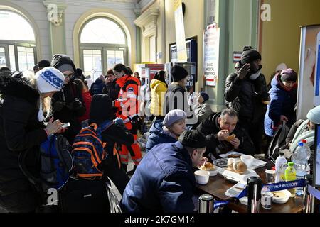 ©PHOTOPQR/L'EST REPUBLICAIN/Alexandre MARCHI ; PRZEMYSL ; 07/03/2022 ; SOCIETE - GUERRE EN UKRAINE - RUSSIE - UNION EUROPEENNE - FRONTIERE POLONAISE - REFUGIES UKRAINIENS - WAR - BORDER - REFUGEES. Przemysl (PL) 8 mars 2022. Des réfugiés ukrainiens prennent un repas dans le hall de la gare ferroviaire de Przemysl en Pologne. La Pologne aura accueilli, d'ici mercredi, plus de deux millions de personnes fuyant l'invasion russe en Ukraine. Une guerre au porte de l'Europe. PHOTO Alexandre MARCHI. - Massive arrival of Ukrainian refugees at the border between Poland and Ukraine.  Stock Photo