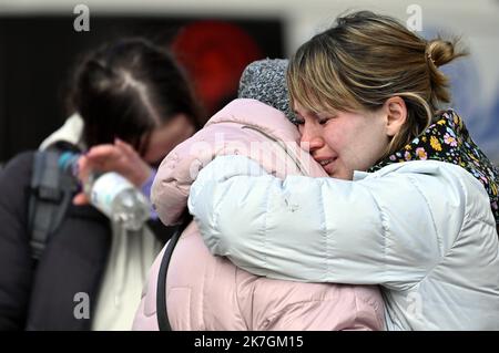 ©PHOTOPQR/L'EST REPUBLICAIN/Alexandre MARCHI ; PRZEMYSL ; 07/03/2022 ; SOCIETE - GUERRE EN UKRAINE - RUSSIE - UNION EUROPEENNE - FRONTIERE POLONAISE - REFUGIES UKRAINIENS - WAR - BORDER - REFUGEES. Przemysl (PL) 8 mars 2022. Une famille de réfugiés ukrainiens se retrouve en larmes devant la gare ferroviaire de Przemysl en Pologne. La Pologne aura accueilli, d'ici mercredi, plus de deux millions de personnes fuyant l'invasion russe en Ukraine. Une guerre au porte de l'Europe. PHOTO Alexandre MARCHI. - Massive arrival of Ukrainian refugees at the border between Poland and Ukraine.  Stock Photo