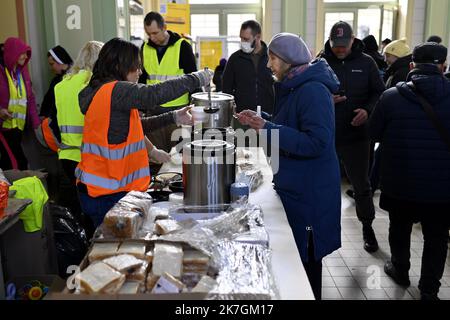 ©PHOTOPQR/L'EST REPUBLICAIN/Alexandre MARCHI ; PRZEMYSL ; 07/03/2022 ; SOCIETE - GUERRE EN UKRAINE - RUSSIE - UNION EUROPEENNE - FRONTIERE POLONAISE - REFUGIES UKRAINIENS - WAR - BORDER - REFUGEES. Przemysl (PL) 8 mars 2022. Une femme réfugiée ukrainienne prend un repas dans le hall de la gare ferroviaire de Przemysl en Pologne. La Pologne aura accueilli, d'ici mercredi, plus de deux millions de personnes fuyant l'invasion russe en Ukraine. Une guerre au porte de l'Europe. PHOTO Alexandre MARCHI. - Massive arrival of Ukrainian refugees at the border between Poland and Ukraine.  Stock Photo