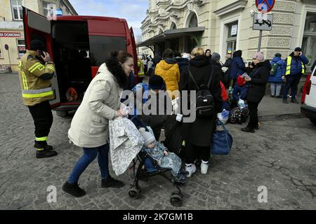 ©PHOTOPQR/L'EST REPUBLICAIN/Alexandre MARCHI ; PRZEMYSL ; 07/03/2022 ; SOCIETE - GUERRE EN UKRAINE - RUSSIE - UNION EUROPEENNE - FRONTIERE POLONAISE - REFUGIES UKRAINIENS - WAR - BORDER - REFUGEES. Przemysl (PL) 8 mars 2022. Des réfugiés ukrainiens arrivent devant la gare ferroviaire de Przemysl après un passage au poste frontière de Medika en Pologne. La Pologne aura accueilli, d'ici mercredi, plus de deux millions de personnes fuyant l'invasion russe en Ukraine. Une guerre au porte de l'Europe. PHOTO Alexandre MARCHI. - Massive arrival of Ukrainian refugees at the border between Poland and  Stock Photo