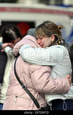 ©PHOTOPQR/L'EST REPUBLICAIN/Alexandre MARCHI ; PRZEMYSL ; 07/03/2022 ; SOCIETE - GUERRE EN UKRAINE - RUSSIE - UNION EUROPEENNE - FRONTIERE POLONAISE - REFUGIES UKRAINIENS - WAR - BORDER - REFUGEES. Przemysl (PL) 8 mars 2022. Une famille de réfugiés ukrainiens se retrouve en larmes devant la gare ferroviaire de Przemysl en Pologne. La Pologne aura accueilli, d'ici mercredi, plus de deux millions de personnes fuyant l'invasion russe en Ukraine. Une guerre au porte de l'Europe. PHOTO Alexandre MARCHI. - Massive arrival of Ukrainian refugees at the border between Poland and Ukraine.  Stock Photo