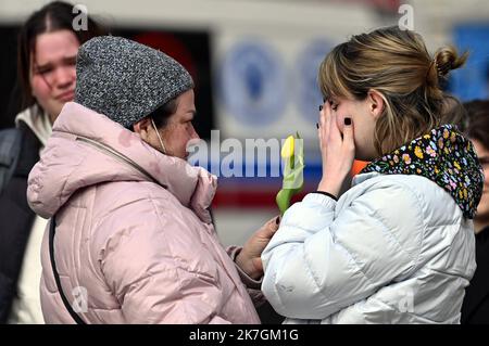 ©PHOTOPQR/L'EST REPUBLICAIN/Alexandre MARCHI ; PRZEMYSL ; 07/03/2022 ; SOCIETE - GUERRE EN UKRAINE - RUSSIE - UNION EUROPEENNE - FRONTIERE POLONAISE - REFUGIES UKRAINIENS - WAR - BORDER - REFUGEES. Przemysl (PL) 8 mars 2022. Une famille de réfugiés ukrainiens se retrouve en larmes devant la gare ferroviaire de Przemysl en Pologne. La Pologne aura accueilli, d'ici mercredi, plus de deux millions de personnes fuyant l'invasion russe en Ukraine. Une guerre au porte de l'Europe. PHOTO Alexandre MARCHI. - Massive arrival of Ukrainian refugees at the border between Poland and Ukraine.  Stock Photo