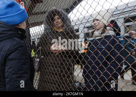 ©Jan Schmidt-Whitley/Le Pictorium/MAXPPP - Przemysl 05/03/2022 Jan Schmidt-Whitley/Le Pictorium - 5/3/2022 - Pologne / Przemysl / Przemysl - Alors que le chiffre de 2 millions de refugies ukrainiens sera bientot atteint, les refugies continuent d'arriver depuis l'Ukraine a bord de trains. La gare de Przemysl est un des principaux point d'entree. Nombreux sont les Ukrainiens a attendre leurs proches. Moins nombreux, les personnes qui rentrent en Ukraine, humanitaires, volontaires ou femmes desirant rejoindre leurs proches et participer a l'effort de guerre. / 5/3/2022 - Poland / Przemysl / Prze Stock Photo