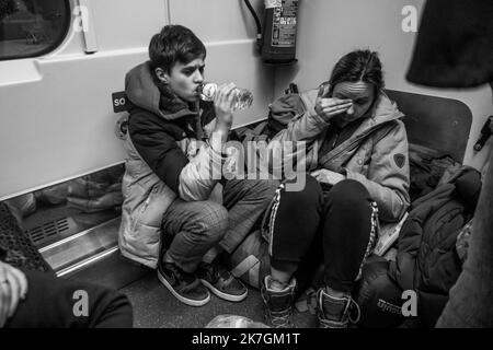 ©Michael Bunel / Le Pictorium/MAXPPP - Przemysl 07/03/2022 Michael Bunel / Le Pictorium - 7/3/2022 - Pologne / Przemysl - A la gare de Przemysl, des femmes et des enfants qui ont fui la guerre en Ukraine partent vers diverses destinations en Pologne et ailleurs en Europe. La fatigue se lit sur tous les visages. 7 mars 2022, Przemysl, Pologne. / 7/3/2022 - Poland / Przemysl - At the train station in Przemysl, women and children who have fled the war in Ukraine are leaving for various destinations in Poland and elsewhere in Europe. Tiredness can be seen on all their faces. March 7, 2022, Przemys Stock Photo