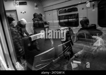 ©Michael Bunel / Le Pictorium/MAXPPP - Przemysl 07/03/2022 Michael Bunel / Le Pictorium - 7/3/2022 - Pologne / Przemysl - A la gare de Przemysl, des femmes et des enfants qui ont fui la guerre en Ukraine partent vers diverses destinations en Pologne et ailleurs en Europe. La fatigue se lit sur tous les visages. 7 mars 2022, Przemysl, Pologne. / 7/3/2022 - Poland / Przemysl - At the train station in Przemysl, women and children who have fled the war in Ukraine are leaving for various destinations in Poland and elsewhere in Europe. Tiredness can be seen on all their faces. March 7, 2022, Przemys Stock Photo