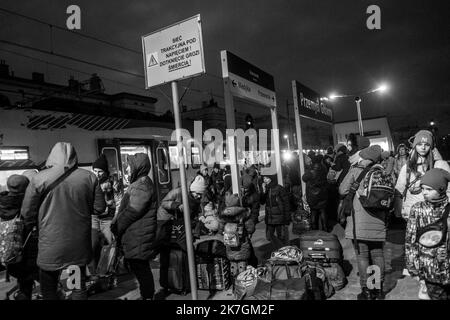 ©Michael Bunel / Le Pictorium/MAXPPP - Przemysl 07/03/2022 Michael Bunel / Le Pictorium - 7/3/2022 - Pologne / Przemysl - A la gare de Przemysl, des femmes et des enfants qui ont fui la guerre en Ukraine partent vers diverses destinations en Pologne et ailleurs en Europe. La fatigue se lit sur tous les visages. 7 mars 2022, Przemysl, Pologne. / 7/3/2022 - Poland / Przemysl - At the train station in Przemysl, women and children who have fled the war in Ukraine are leaving for various destinations in Poland and elsewhere in Europe. Tiredness can be seen on all their faces. March 7, 2022, Przemys Stock Photo