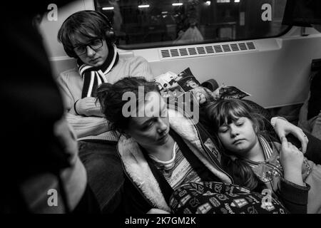 ©Michael Bunel / Le Pictorium/MAXPPP - Przemysl 07/03/2022 Michael Bunel / Le Pictorium - 7/3/2022 - Pologne / Przemysl - A la gare de Przemysl, des femmes et des enfants qui ont fui la guerre en Ukraine partent vers diverses destinations en Pologne et ailleurs en Europe. La fatigue se lit sur tous les visages. 7 mars 2022, Przemysl, Pologne. / 7/3/2022 - Poland / Przemysl - At the train station in Przemysl, women and children who have fled the war in Ukraine are leaving for various destinations in Poland and elsewhere in Europe. Tiredness can be seen on all their faces. March 7, 2022, Przemys Stock Photo