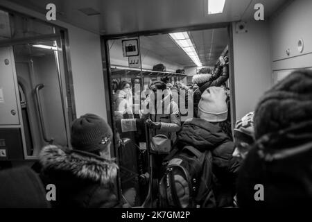 ©Michael Bunel / Le Pictorium/MAXPPP - Przemysl 07/03/2022 Michael Bunel / Le Pictorium - 7/3/2022 - Pologne / Przemysl - A la gare de Przemysl, des femmes et des enfants qui ont fui la guerre en Ukraine partent vers diverses destinations en Pologne et ailleurs en Europe. La fatigue se lit sur tous les visages. 7 mars 2022, Przemysl, Pologne. / 7/3/2022 - Poland / Przemysl - At the train station in Przemysl, women and children who have fled the war in Ukraine are leaving for various destinations in Poland and elsewhere in Europe. Tiredness can be seen on all their faces. March 7, 2022, Przemys Stock Photo