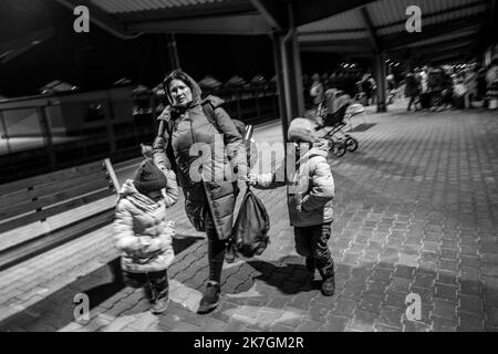 ©Michael Bunel / Le Pictorium/MAXPPP - Przemysl 07/03/2022 Michael Bunel / Le Pictorium - 7/3/2022 - Pologne / Przemysl - A la gare de Przemysl, des femmes et des enfants qui ont fui la guerre en Ukraine partent vers diverses destinations en Pologne et ailleurs en Europe. La fatigue se lit sur tous les visages. 7 mars 2022, Przemysl, Pologne. / 7/3/2022 - Poland / Przemysl - At the train station in Przemysl, women and children who have fled the war in Ukraine are leaving for various destinations in Poland and elsewhere in Europe. Tiredness can be seen on all their faces. March 7, 2022, Przemys Stock Photo