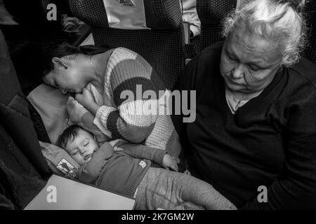 ©Michael Bunel / Le Pictorium/MAXPPP - Przemysl 07/03/2022 Michael Bunel / Le Pictorium - 7/3/2022 - Pologne / Przemysl - A la gare de Przemysl, des femmes et des enfants qui ont fui la guerre en Ukraine partent vers diverses destinations en Pologne et ailleurs en Europe. La fatigue se lit sur tous les visages. 7 mars 2022, Przemysl, Pologne. / 7/3/2022 - Poland / Przemysl - At the train station in Przemysl, women and children who have fled the war in Ukraine are leaving for various destinations in Poland and elsewhere in Europe. Tiredness can be seen on all their faces. March 7, 2022, Przemys Stock Photo