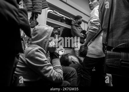 ©Michael Bunel / Le Pictorium/MAXPPP - Przemysl 07/03/2022 Michael Bunel / Le Pictorium - 7/3/2022 - Pologne / Przemysl - A la gare de Przemysl, des femmes et des enfants qui ont fui la guerre en Ukraine partent vers diverses destinations en Pologne et ailleurs en Europe. La fatigue se lit sur tous les visages. 7 mars 2022, Przemysl, Pologne. / 7/3/2022 - Poland / Przemysl - At the train station in Przemysl, women and children who have fled the war in Ukraine are leaving for various destinations in Poland and elsewhere in Europe. Tiredness can be seen on all their faces. March 7, 2022, Przemys Stock Photo