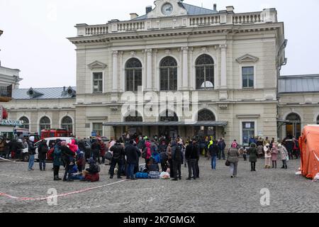 ©PHOTOPQR/VOIX DU NORD/Thierry Thorel ; 09/03/2022 ; Przemysl - le 9 mars 2022 - On estime a plus de 2 millions d'Ukrainiens ayant fuit la guerre dans leur pays , ici a la gare de la ville des femmes et enfants majoritairement arrivent continuellement - Photo : Thierry Thorel / La Voix du Nord - Przemysl, Poland, march 9th 2022 Ukrainian refugees are leaving their country Stock Photo