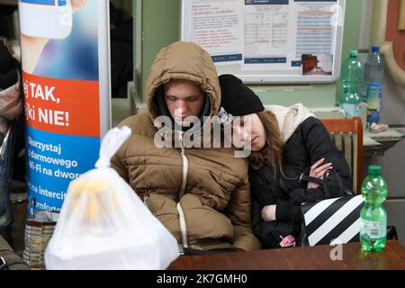 ©PHOTOPQR/VOIX DU NORD/Thierry Thorel ; 09/03/2022 ; Przemysl - le 9 mars 2022 - On estime a plus de 2 millions d'Ukrainiens ayant fuit la guerre dans leur pays , ici a la gare de la ville des femmes et enfants majoritairement arrivent continuellement - Photo : Thierry Thorel / La Voix du Nord - Przemysl, Poland, march 9th 2022 Ukrainian refugees are leaving their country Stock Photo