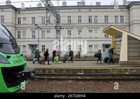 ©PHOTOPQR/VOIX DU NORD/Thierry Thorel ; 09/03/2022 ; Przemysl - le 9 mars 2022 - On estime a plus de 2 millions d'Ukrainiens ayant fuit la guerre dans leur pays , ici a la gare de la ville des femmes et enfants majoritairement arrivent continuellement - Photo : Thierry Thorel / La Voix du Nord - Przemysl, Poland, march 9th 2022 Ukrainian refugees are leaving their country Stock Photo