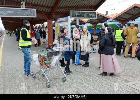 ©PHOTOPQR/VOIX DU NORD/Thierry Thorel ; 09/03/2022 ; Przemysl - le 9 mars 2022 - On estime a plus de 2 millions d'Ukrainiens ayant fuit la guerre dans leur pays , ici a la gare de la ville des femmes et enfants majoritairement arrivent continuellement - Photo : Thierry Thorel / La Voix du Nord - Przemysl, Poland, march 9th 2022 Ukrainian refugees are leaving their country Stock Photo