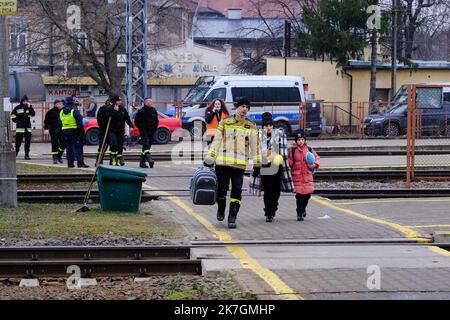 ©PHOTOPQR/VOIX DU NORD/Thierry Thorel ; 09/03/2022 ; Przemysl - le 9 mars 2022 - On estime a plus de 2 millions d'Ukrainiens ayant fuit la guerre dans leur pays , ici a la gare de la ville des femmes et enfants majoritairement arrivent continuellement - Photo : Thierry Thorel / La Voix du Nord - Przemysl, Poland, march 9th 2022 Ukrainian refugees are leaving their country Stock Photo